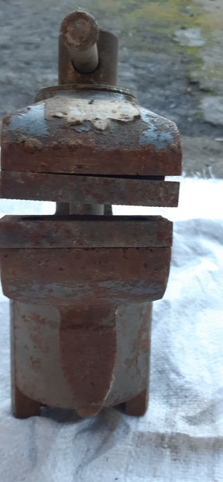 Тиски лещата слюсарні.