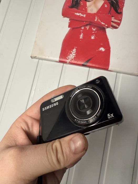 Цифровий фотоапарат Samsung з селфі дисплеем