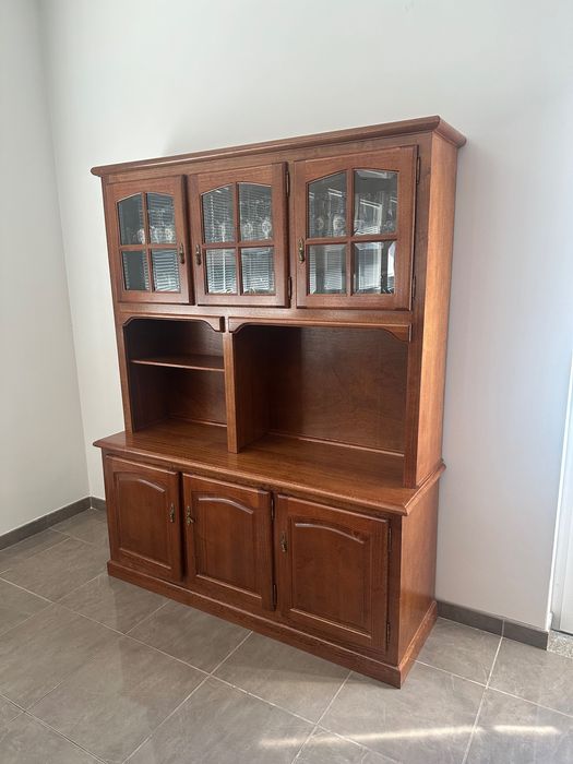Móvel de Madeira com portas de Vidro