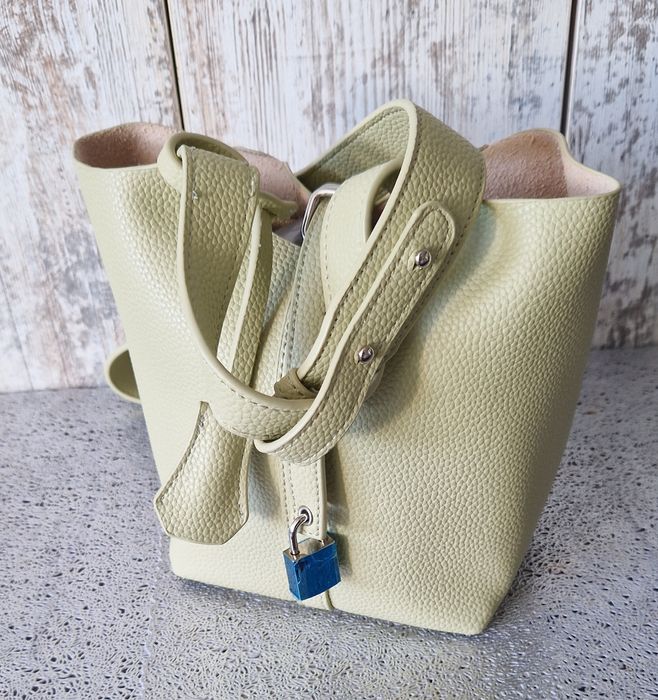 Torebka na ramię z ecoskóry, Becket bag, zapinana na kłódkę, mini kosz