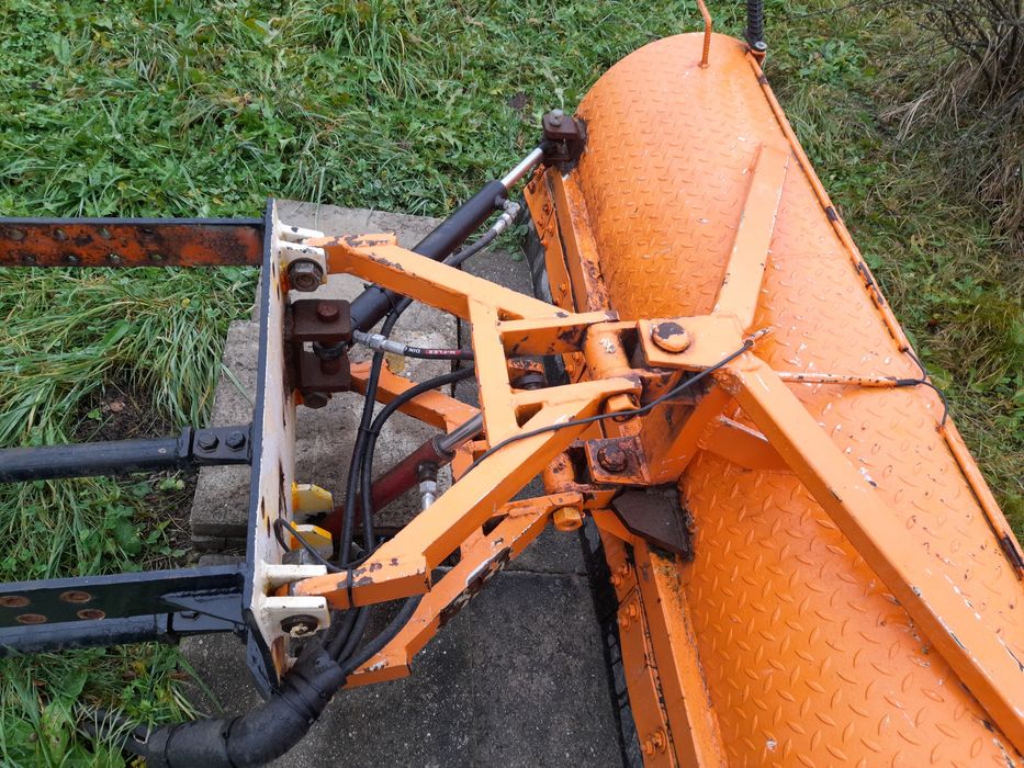 Zetor 7211  z  pługiem do odśnieżania