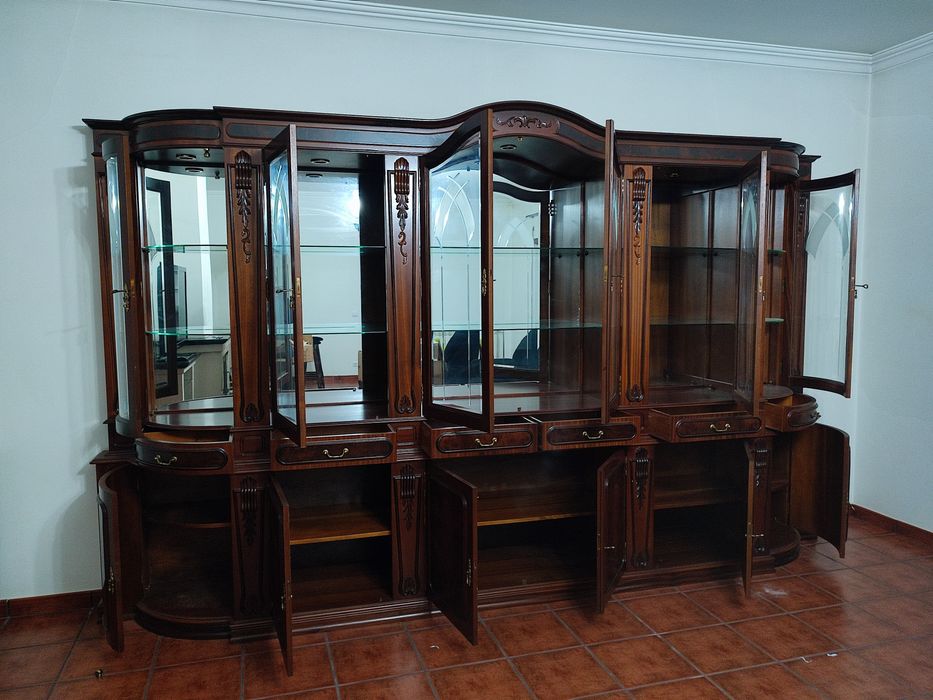 Cristaleira elegante em madeira de nogueira