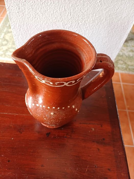 Jarro rústico em barro vermelho com desenhos