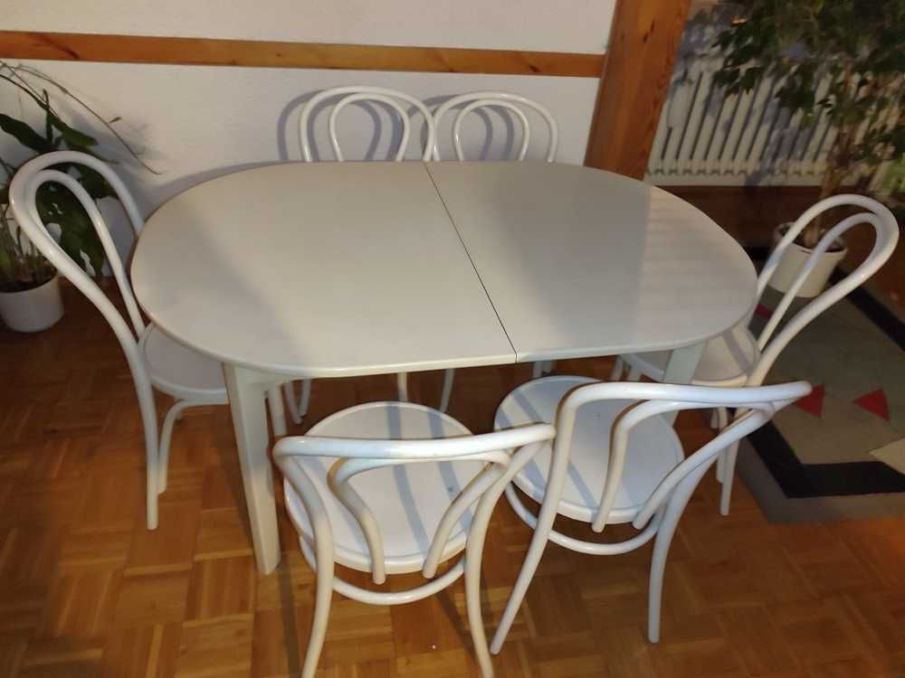 biały rozkładany  stół z krzesłami
