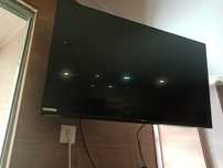 Televisão Hisense + Suporte