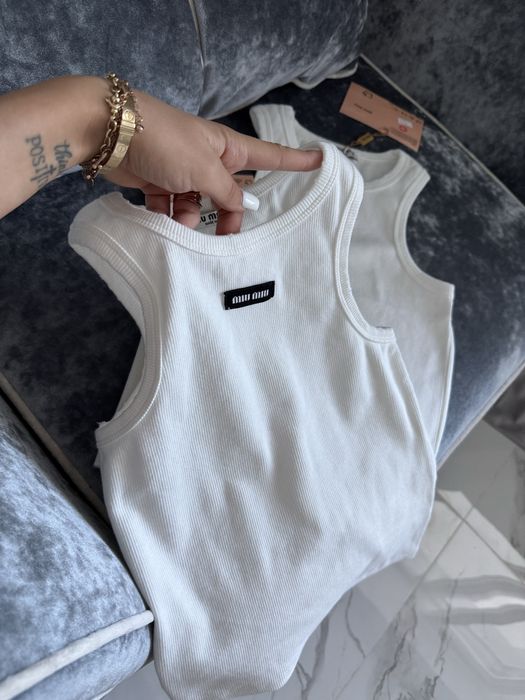 Белая майка в рубчик с дырками miu miu