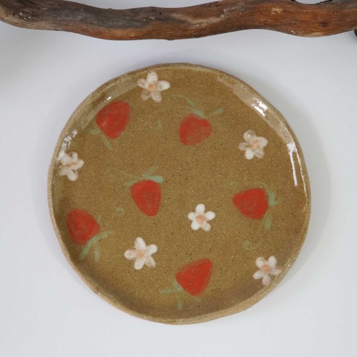 Talerz ceramiczny w malowane truskawki i kwiaty ręcznie robiony