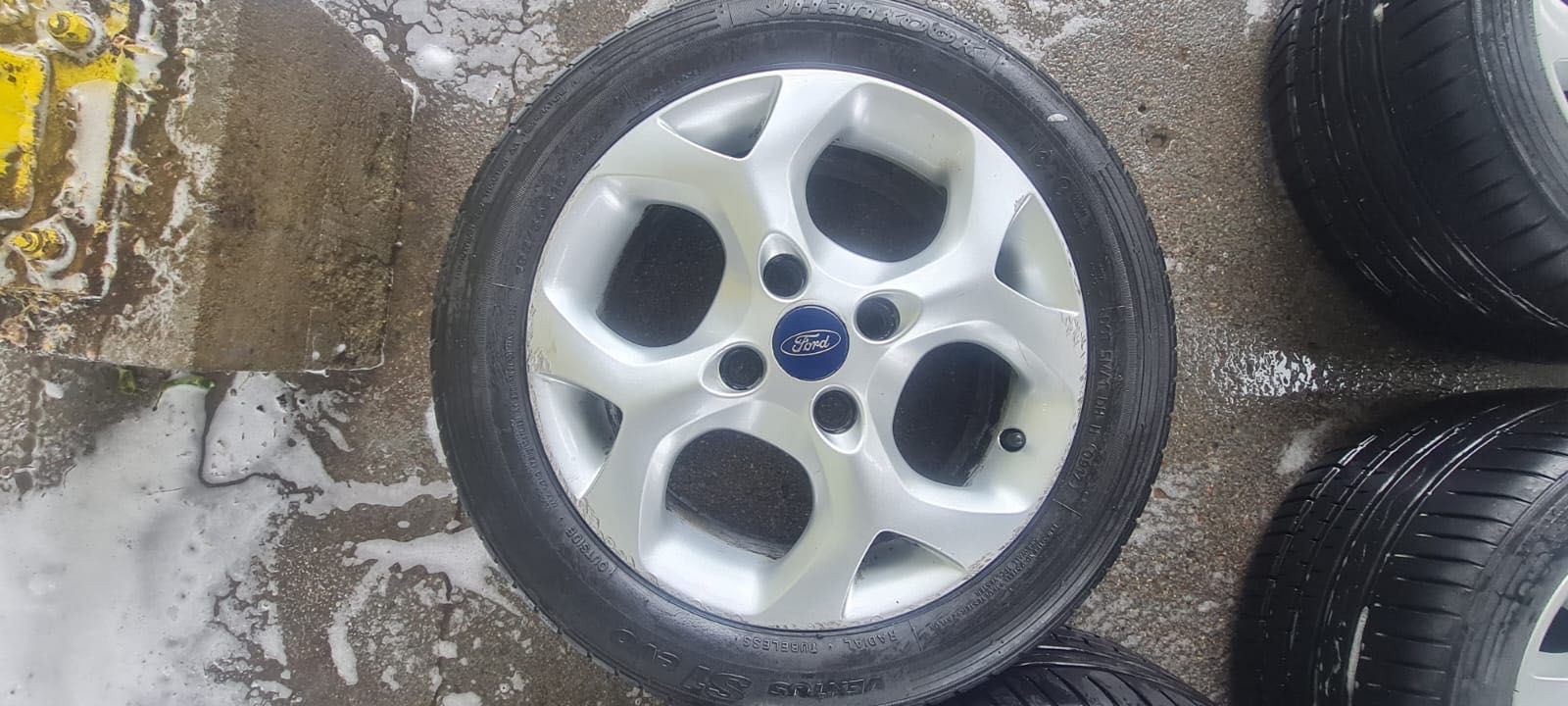 4 felgi aluminiowe Ford z oponami letnimi Hankook 195/50/15