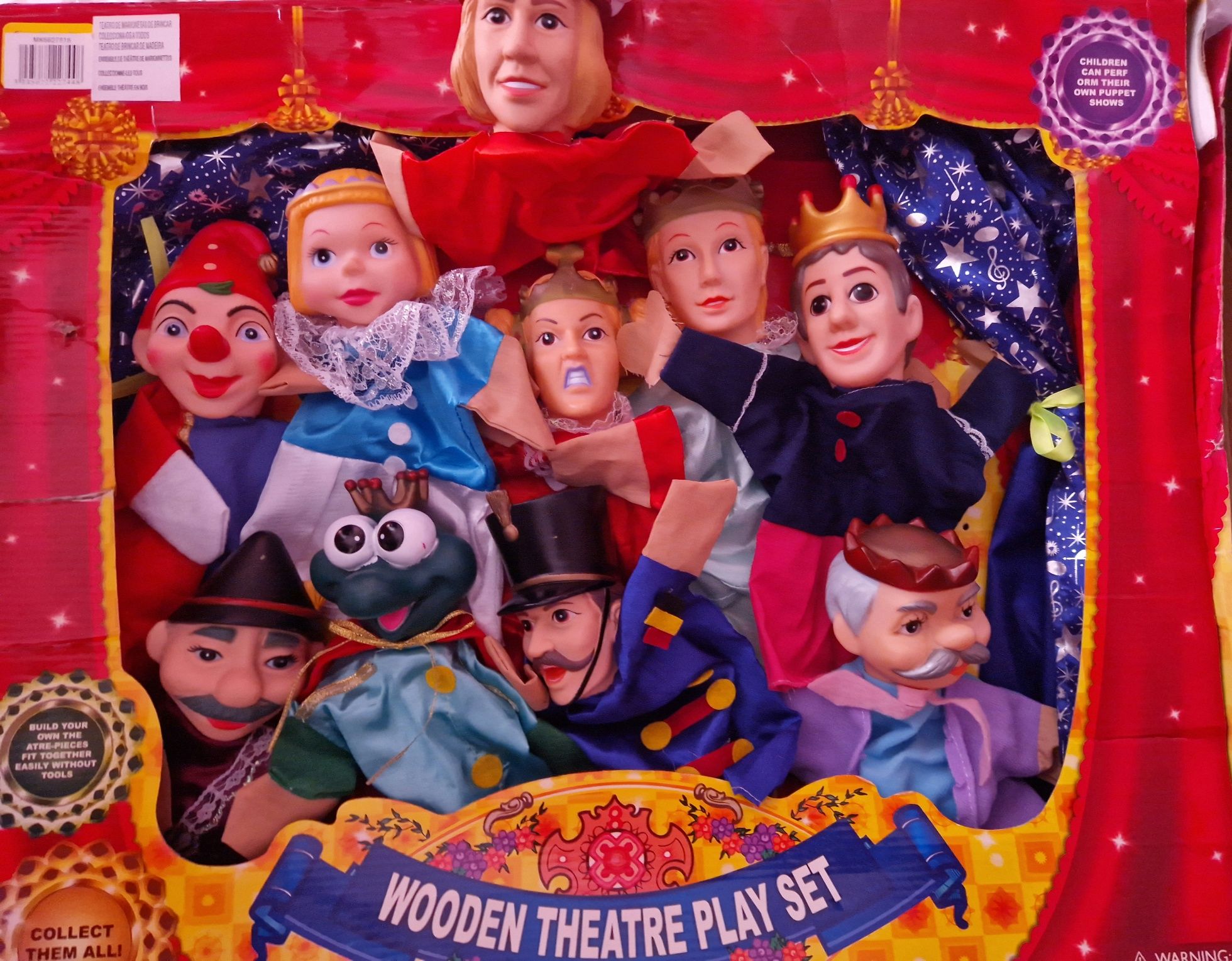 Teatro de madeira com 10 bonecos