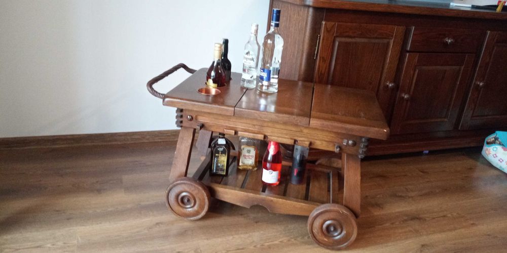 Dębowy stolik na alkohol