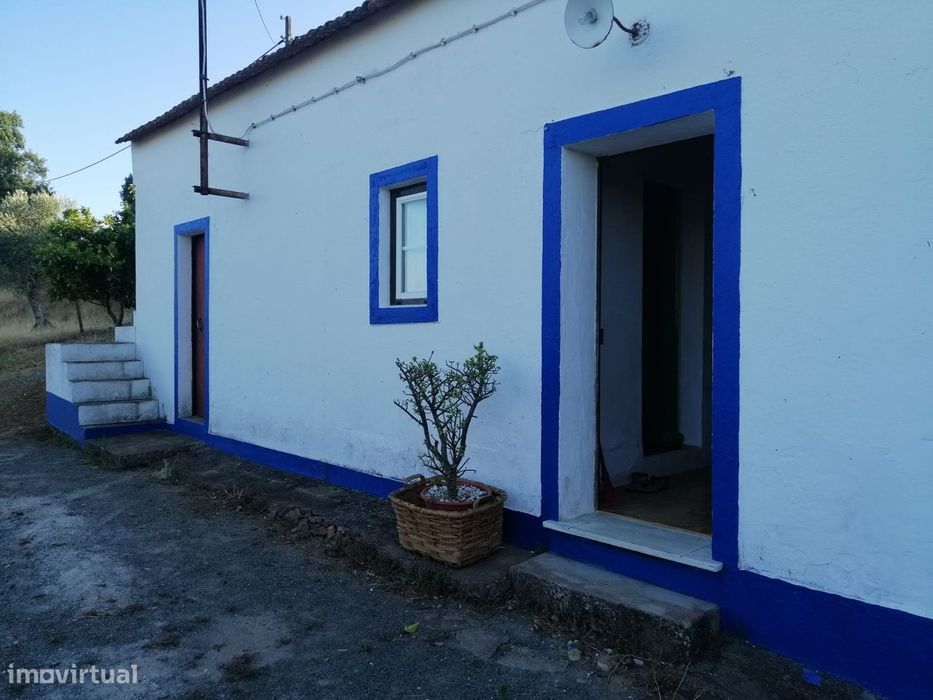 Moradia T2, anexo de habitação e grande terreno Fazendas de Almeirim