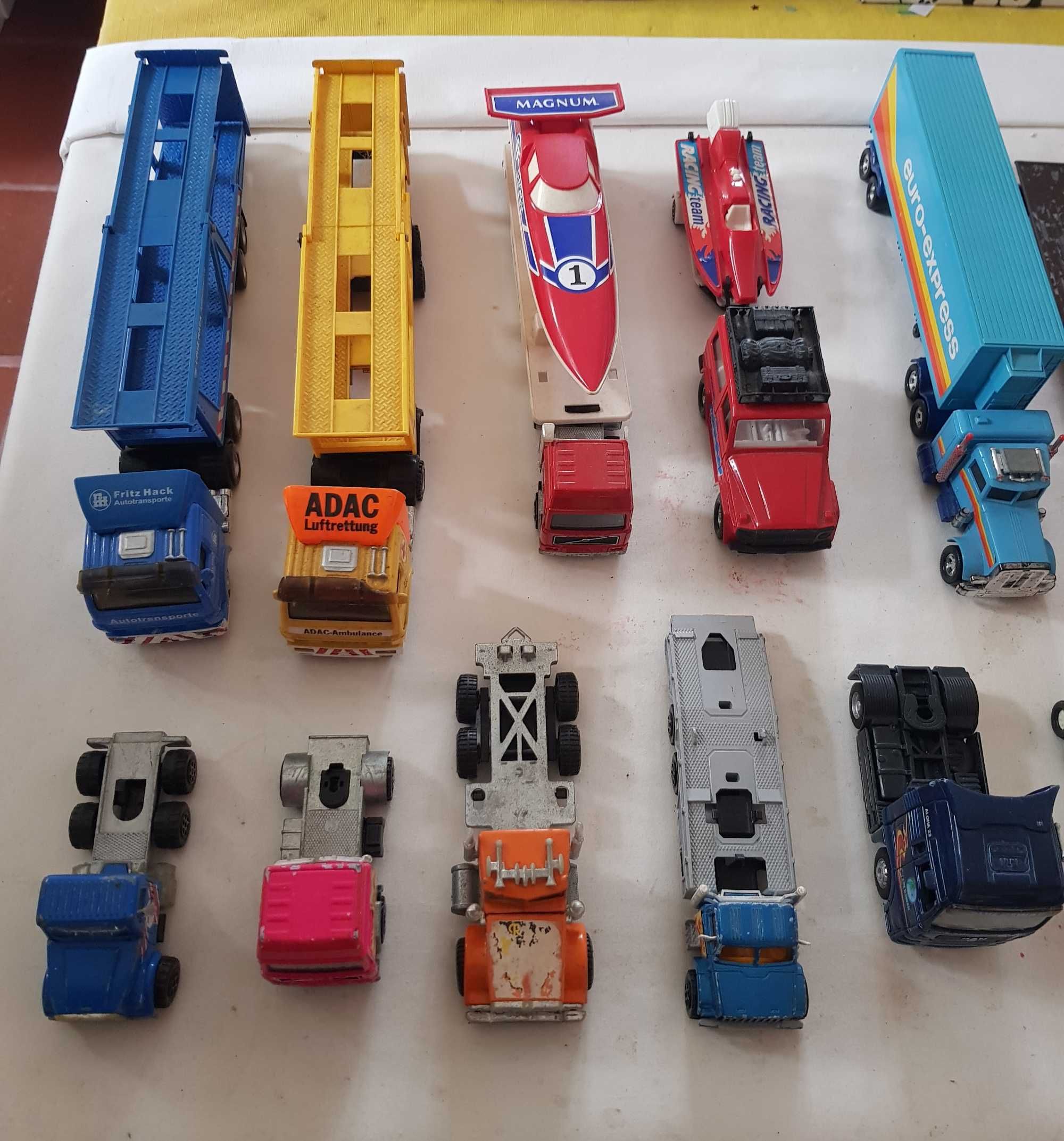 Camiões e navios das marcas Matchbox, Majorette, Corgi e Maisto