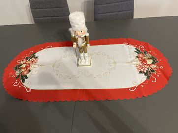 Świąteczny bieżnik czerwony na stół w kwiaty przenth stroik