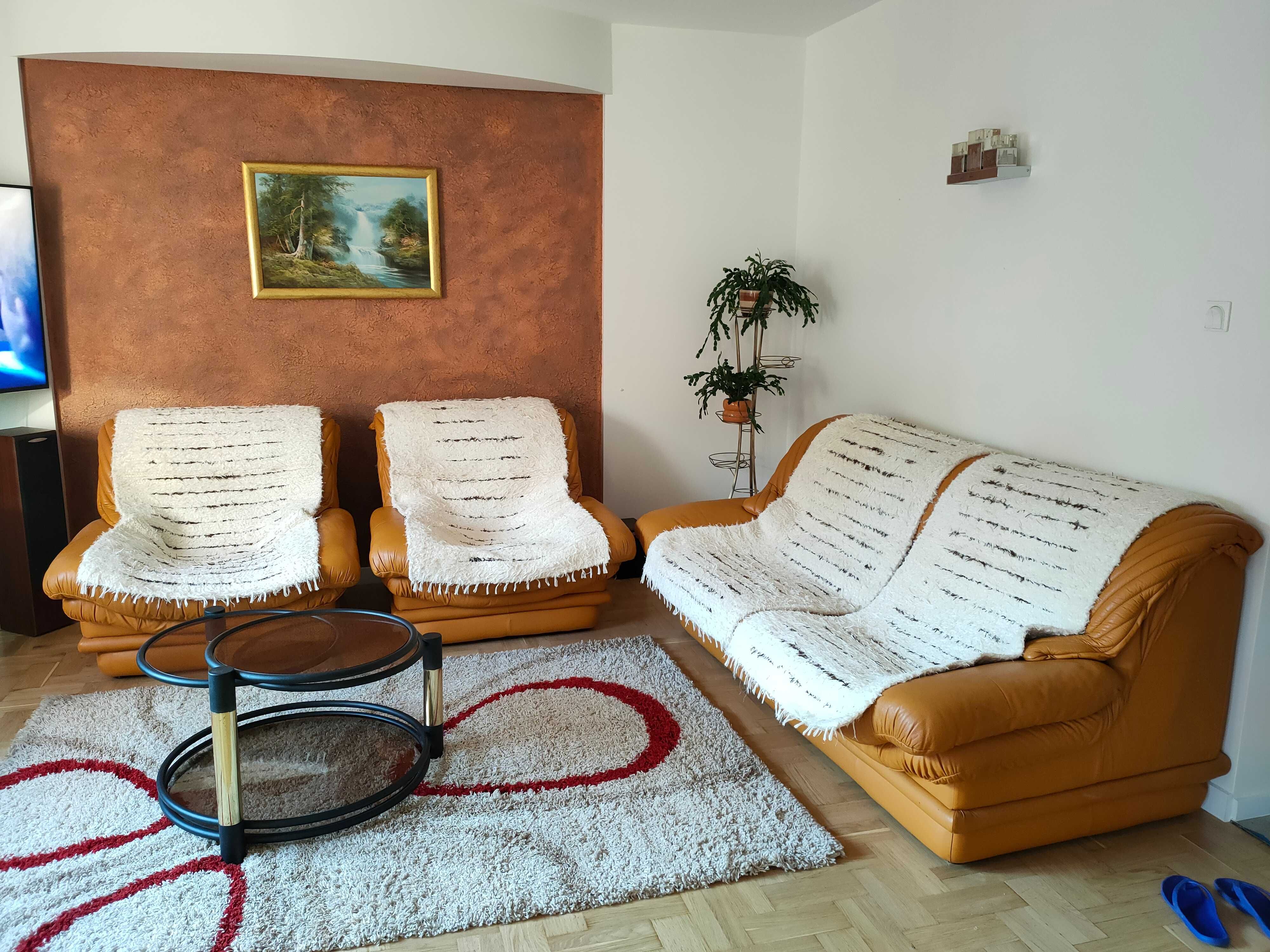 Skórzany wypoczynek z dwoma fotelami