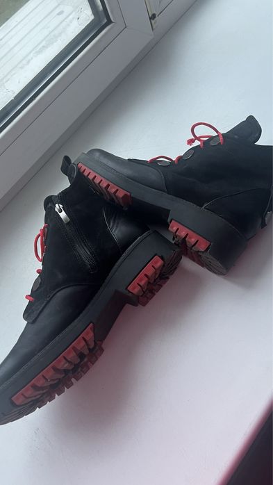 Ботинки черные кожанные утепленные на 38 размер на полную ногу  нескол