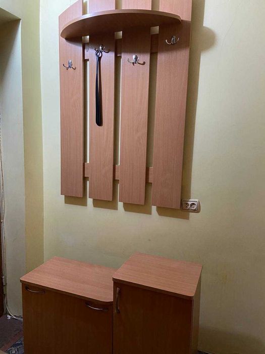 шафа з тумбочками і дзеркалом для коридору