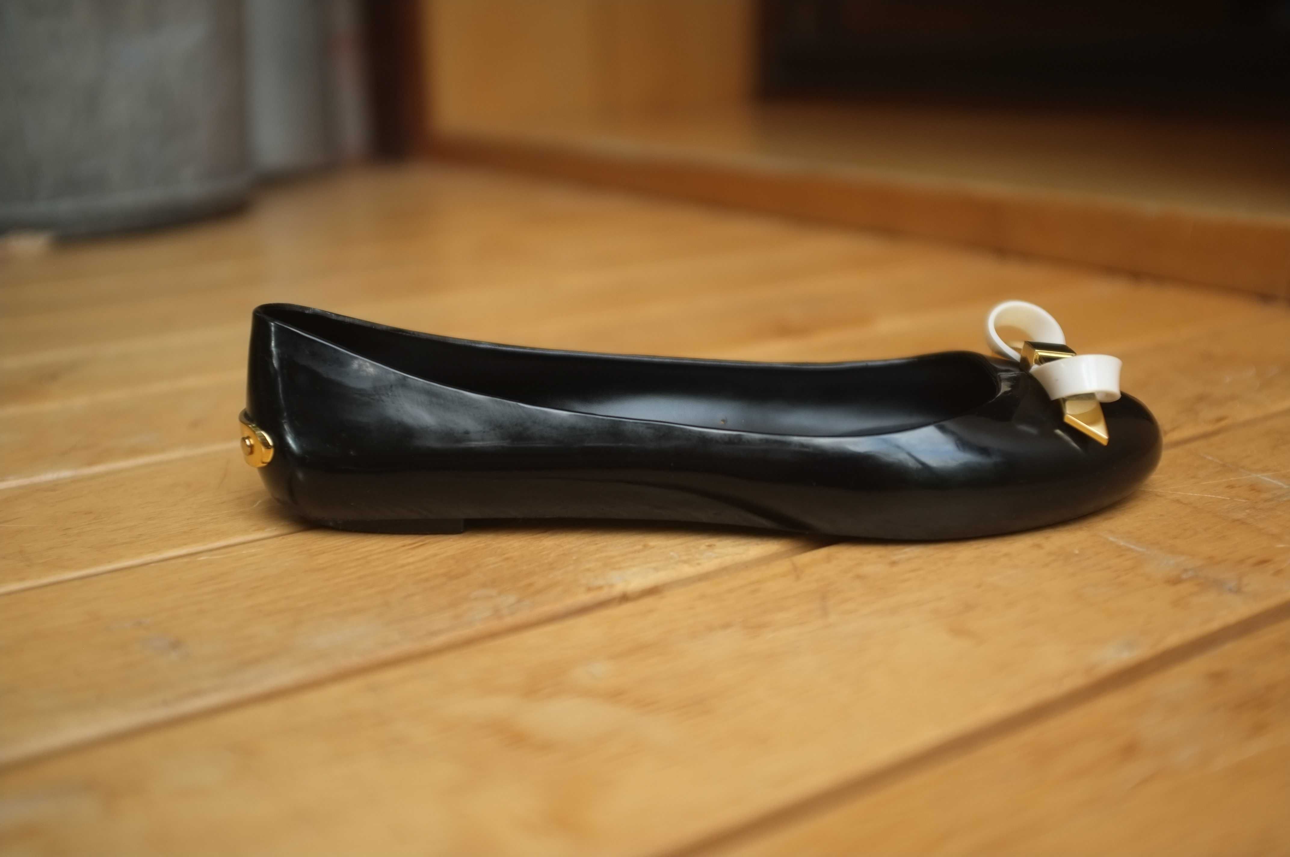 gumowe balerinki Ted Baker jelly czarne z kokardką eleganckie pin-up
