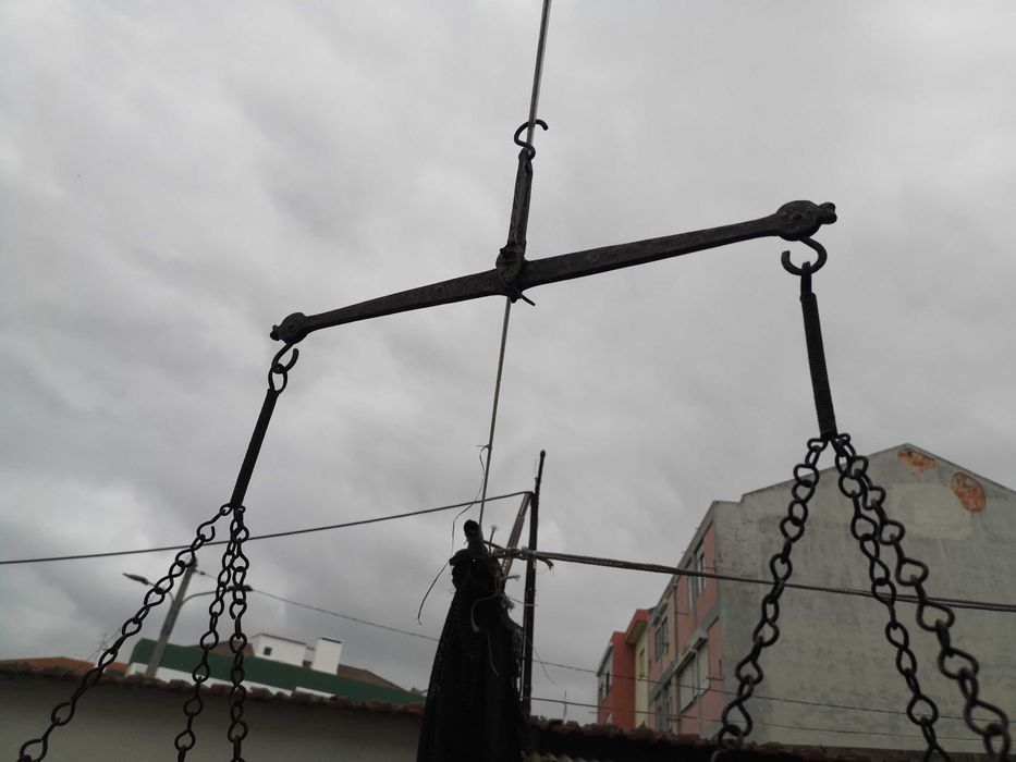 Balança vintage, suspensa, com 2 pratos e pesos