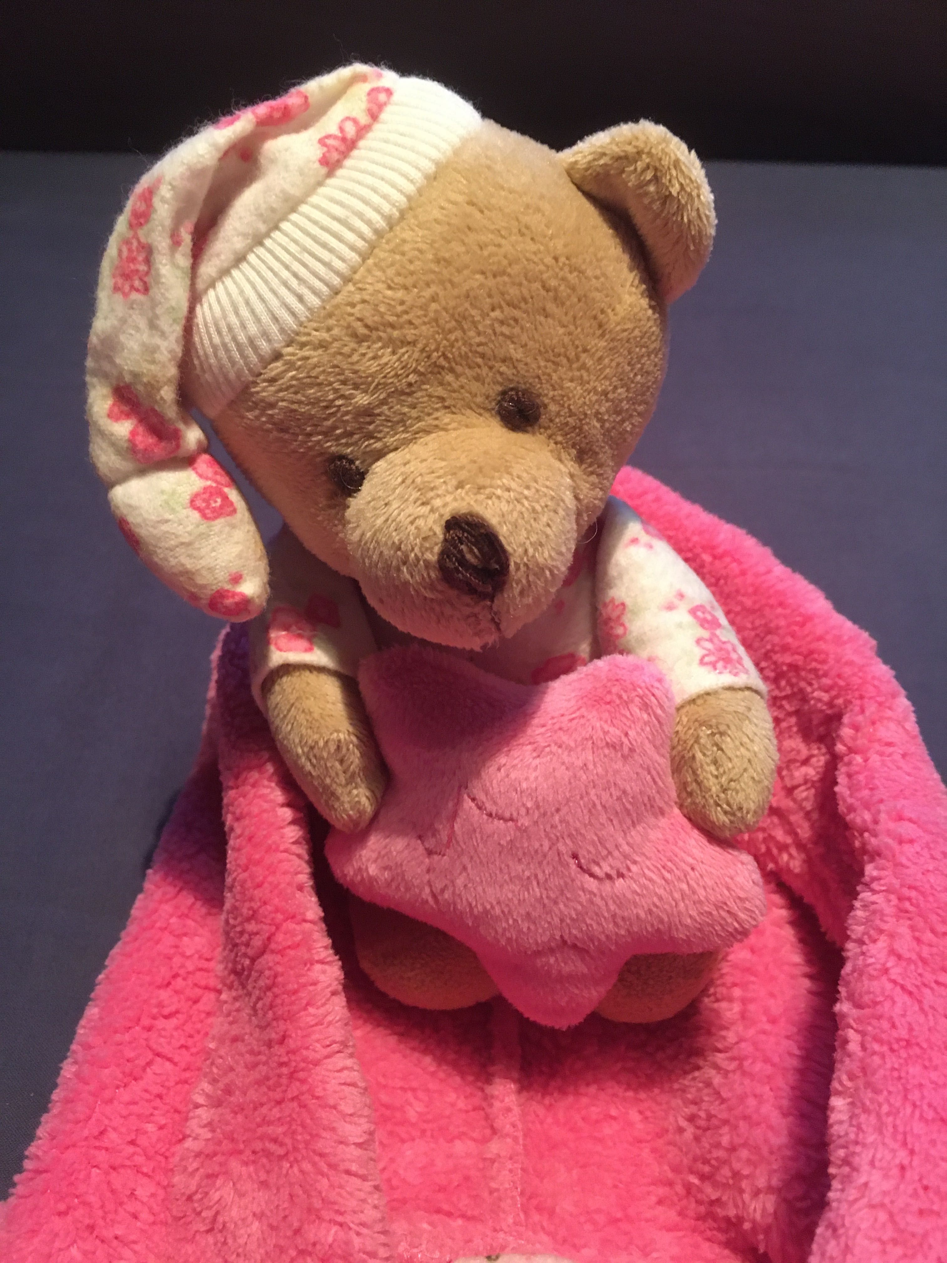 Robe, pijama e oferta de peluche para menina de 9 a 12 meses