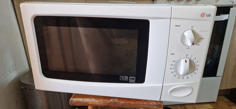 kuchenka mikrofalowa LG w b.dobrym stanie