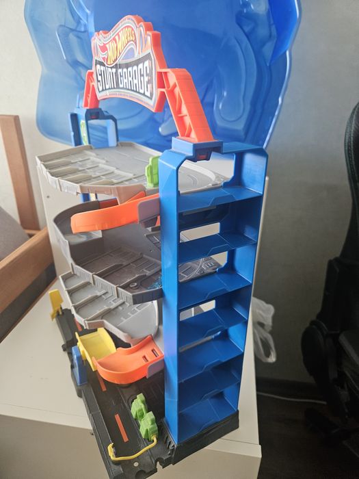 Парковка, гараж , трек  Hot Wheels.