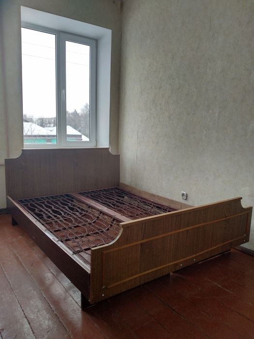 Двухспальная кровать с матрасами.