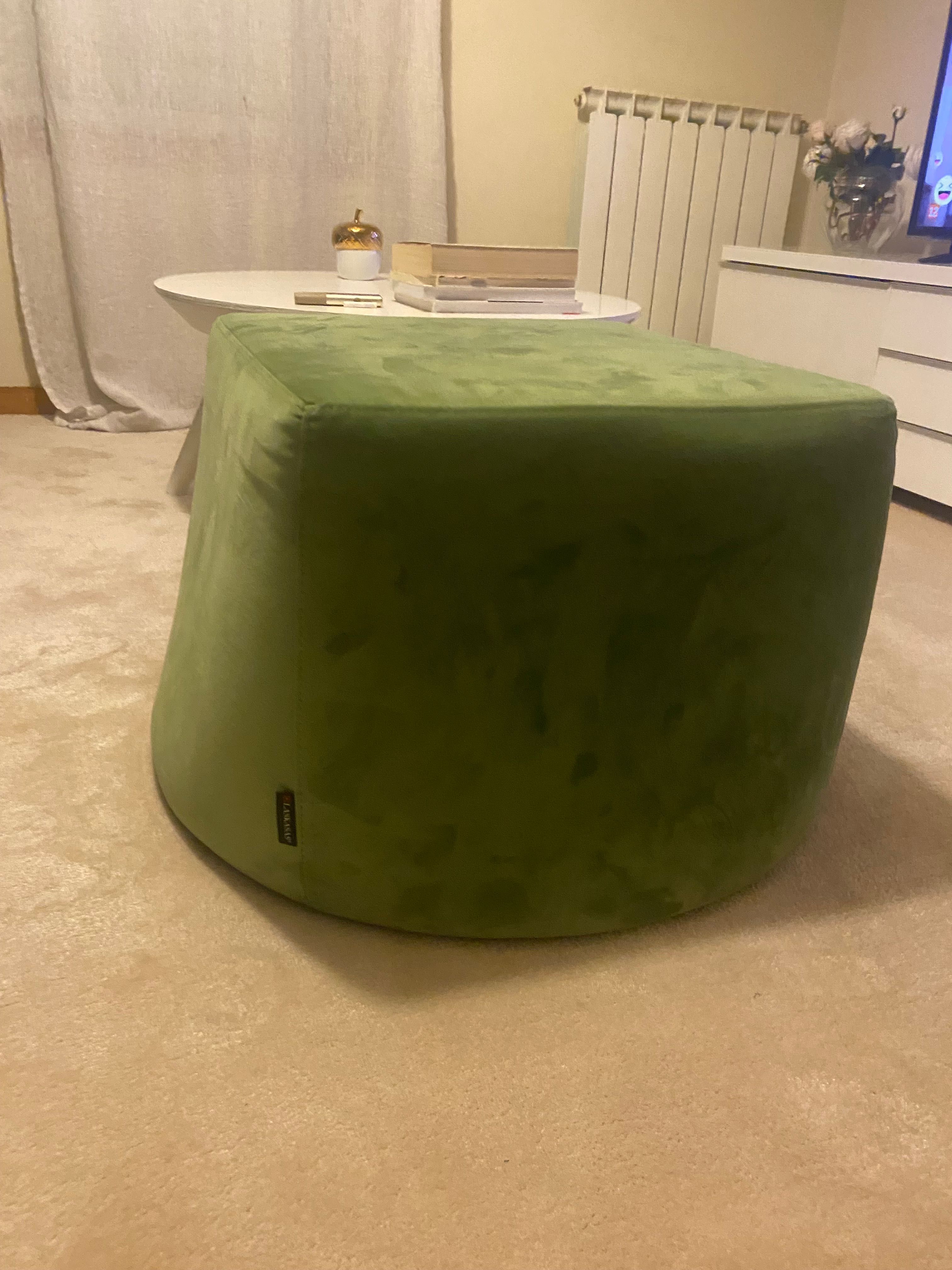 Puff como novo em veludo verde