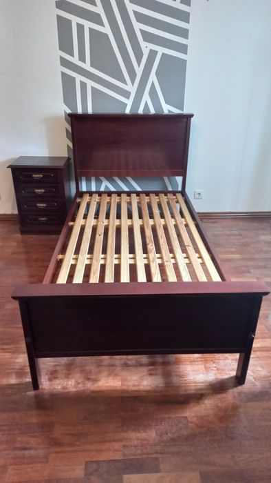 Cama 190x100 + Mesa de cabeceira (madeira maciça)