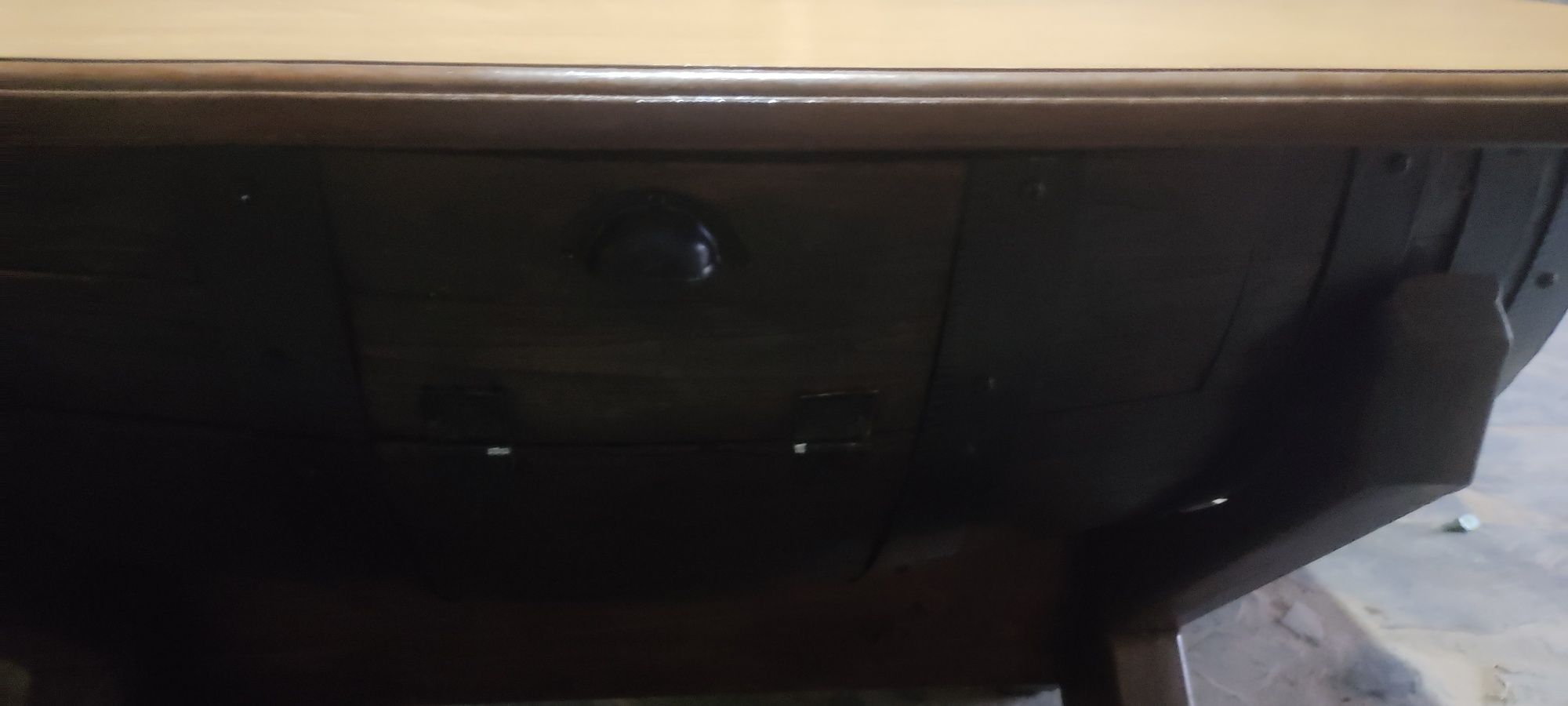 Mesa rústica feita de pipo