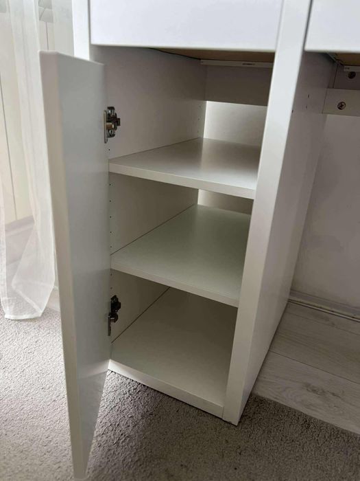 Białe biurko Ikea
