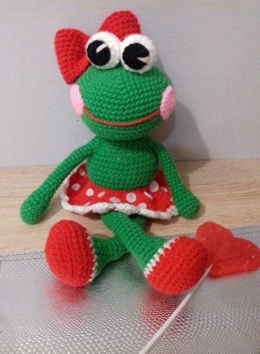 Duża lalka żabka żaba amigurumi szydełko zielona czerwona kokarda