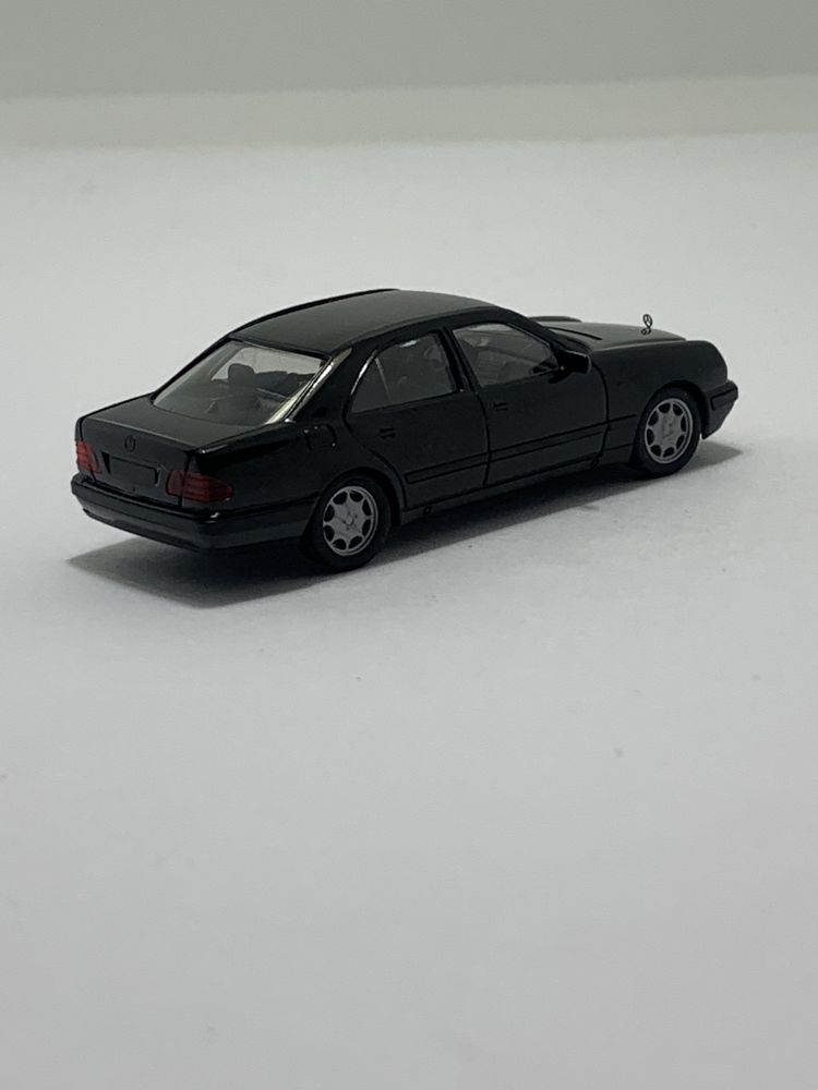 Mercedes E 280 da Herpa escala 1/87
