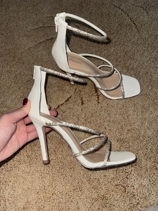 Білі босоніжки на шпильці зі стразами