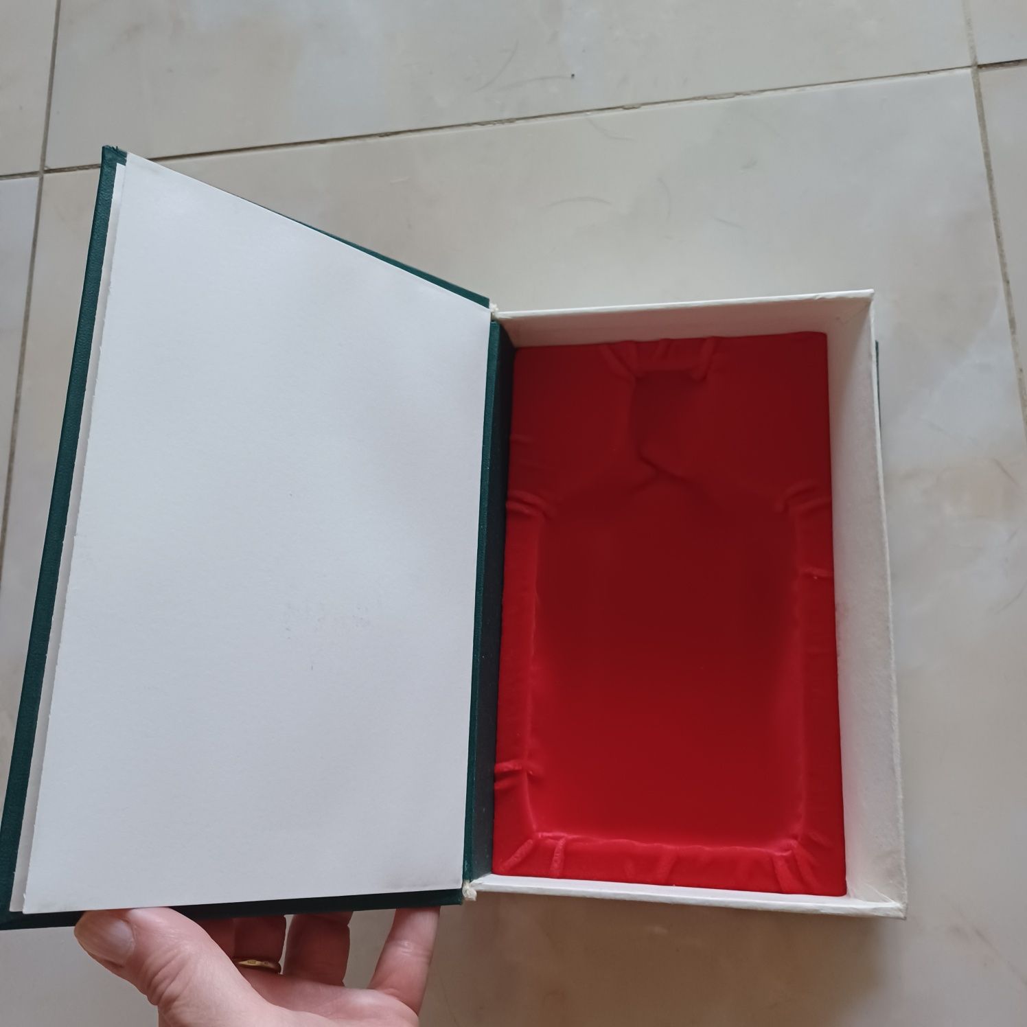 Pudełko na prezent książka na piersiówkę 0,5l