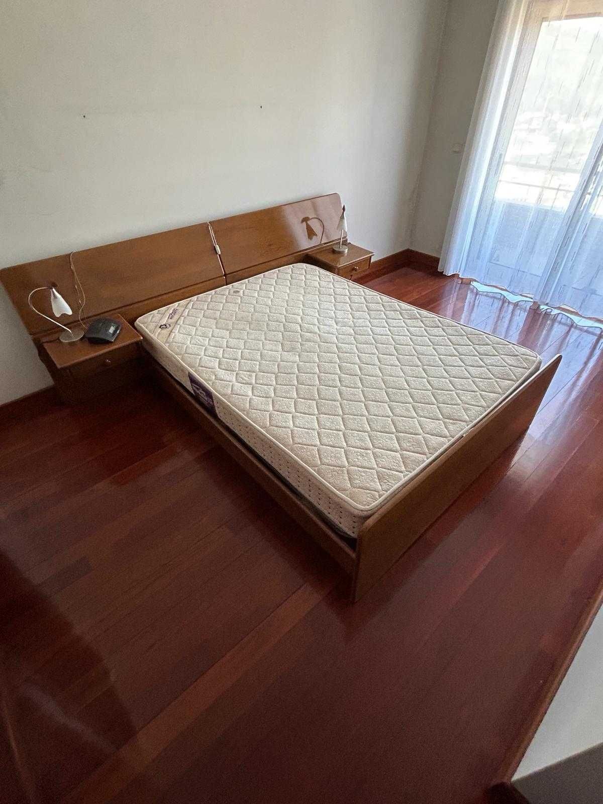 Cama de Casal em Madeira Maciça