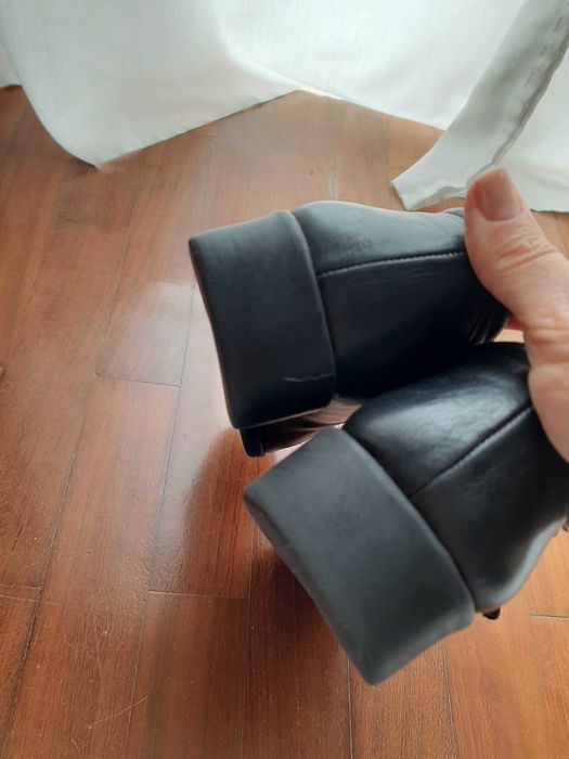 Sapatos pretos em pele com velcro