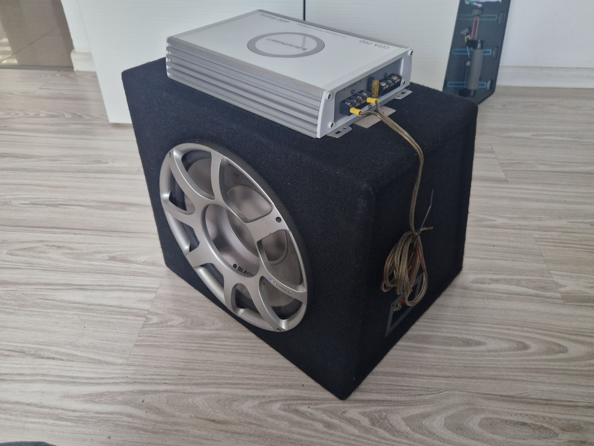 Skrzynia basowa, sub woofer, tuba Blaupunkt ze wzmacniaczem GTA260 400