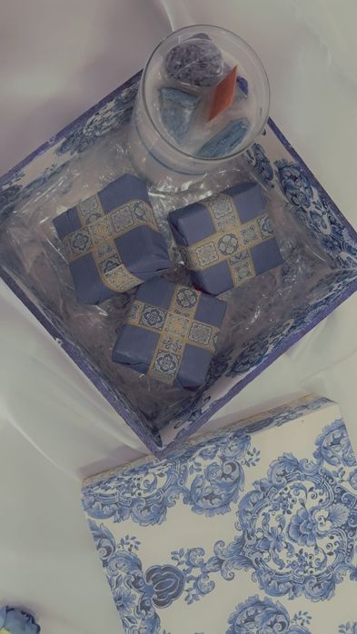 Um presente diferente. Caixa com sabonetes e vela artesanal ideal para