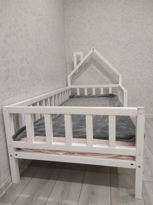 Ліжко дитяче дерево