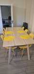 Mesa ikea com 6 cadeiras brancas com capas amarelas incluídas
