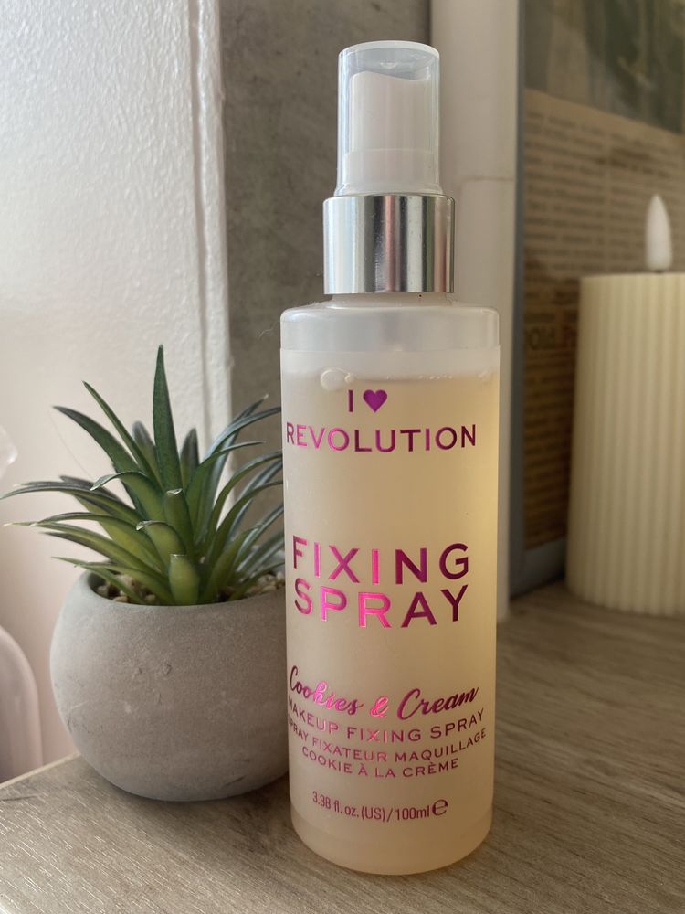 Спрей, що фіксує макіяж I Heart Revolution Fixing Spray 100ml