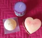 Três velas com bases/suportes