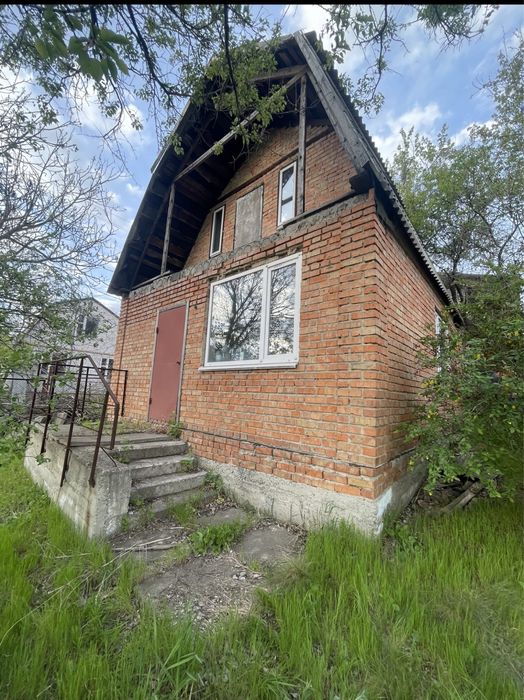 Дача возле реки (дім, будинок)