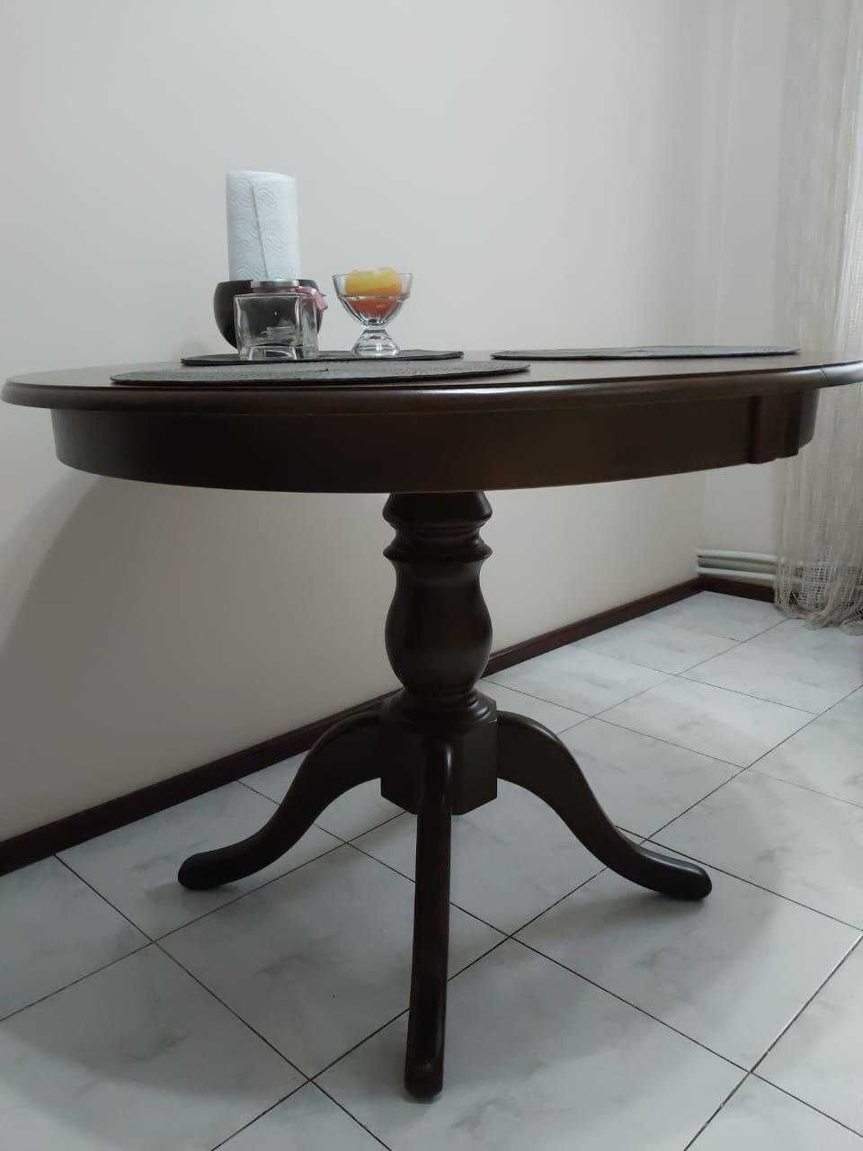 Кухонний стіл зі стільцями