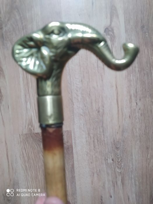 Drewniana laska z mosiężnym słoniem