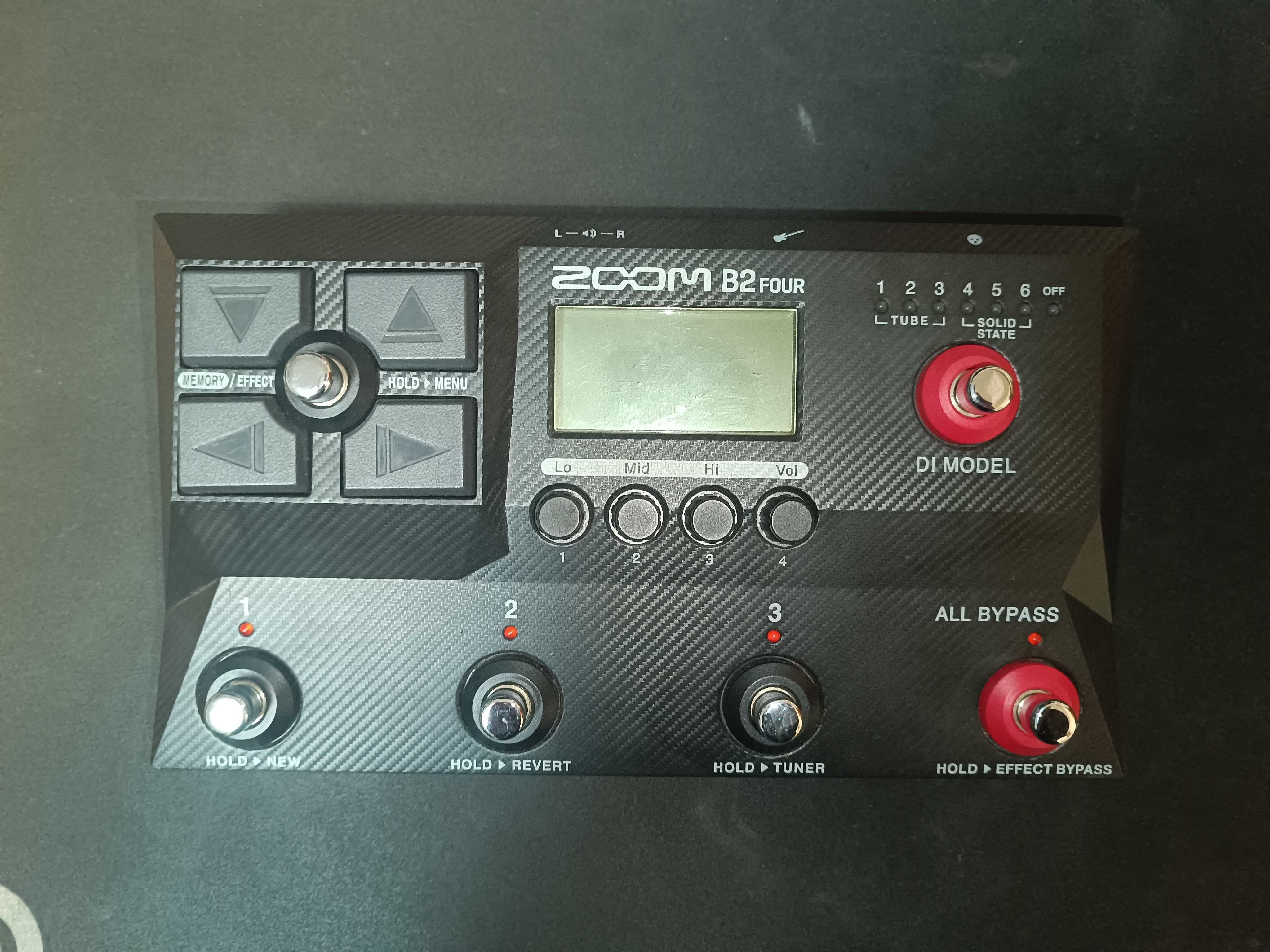 Pedaleira de efeitos de baixo - Zoom B2 FOUR
