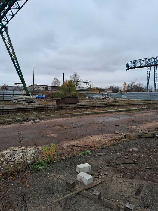 Площадка земельна під козовим краном і з залізничною колією