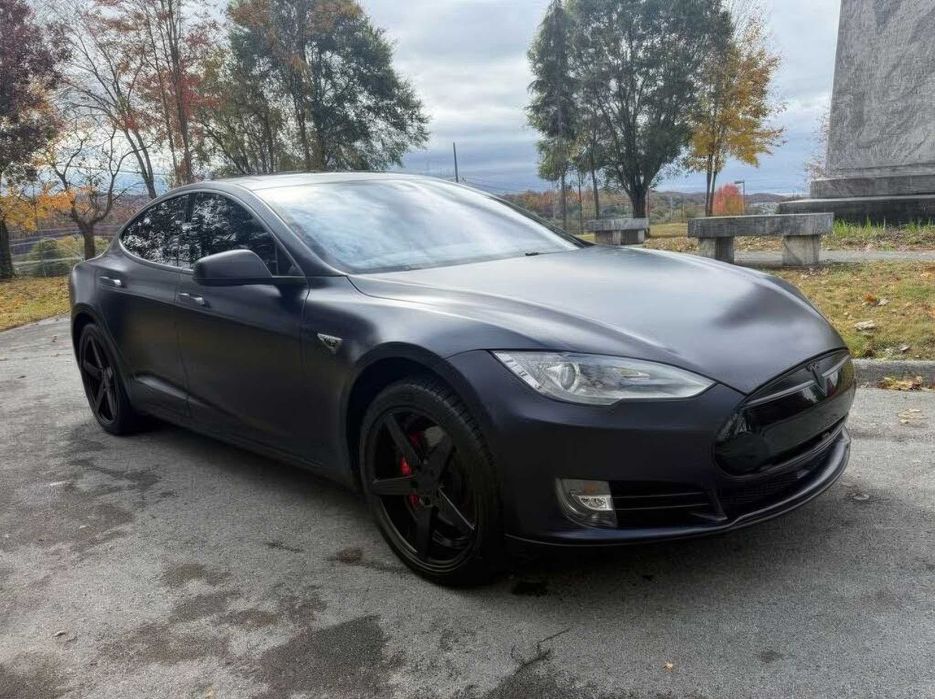Tesla Model S P85D      2015