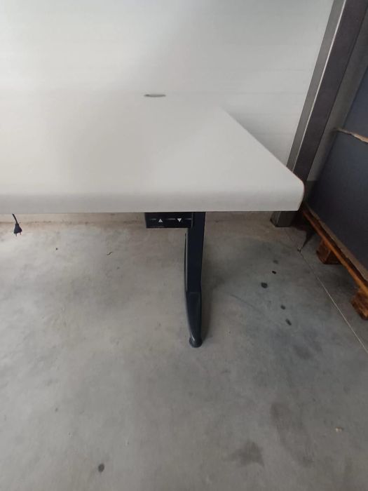 Biurko elektryczne z elektrycznie regulowanym blatem