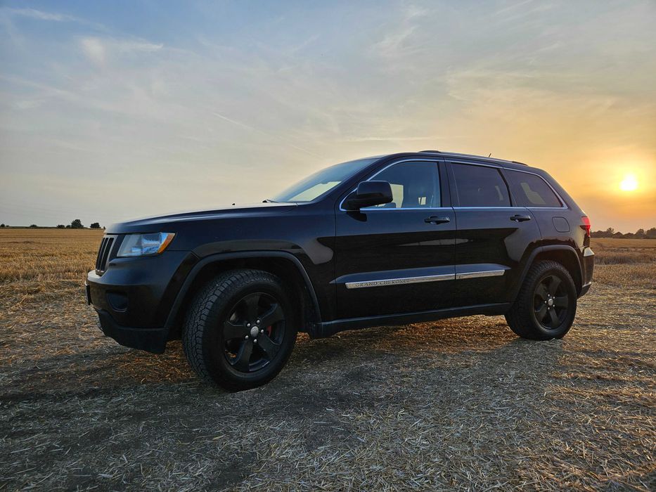 piękny czarny Jeep Grand Cherokee